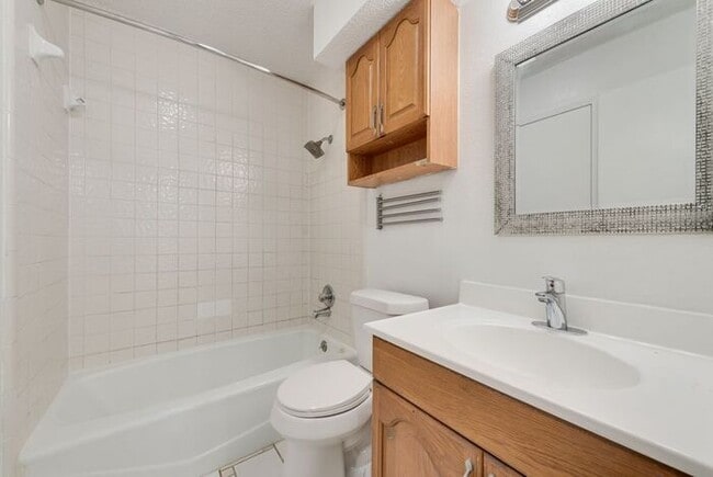 Building Photo - Quiet & Bright Home in Irving