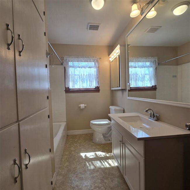 Building Photo - 504 Corral Ln