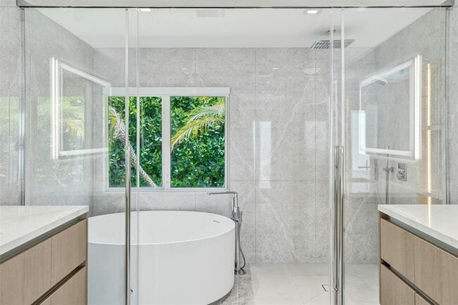 Building Photo - 2800 Banyan Blvd Cir NW