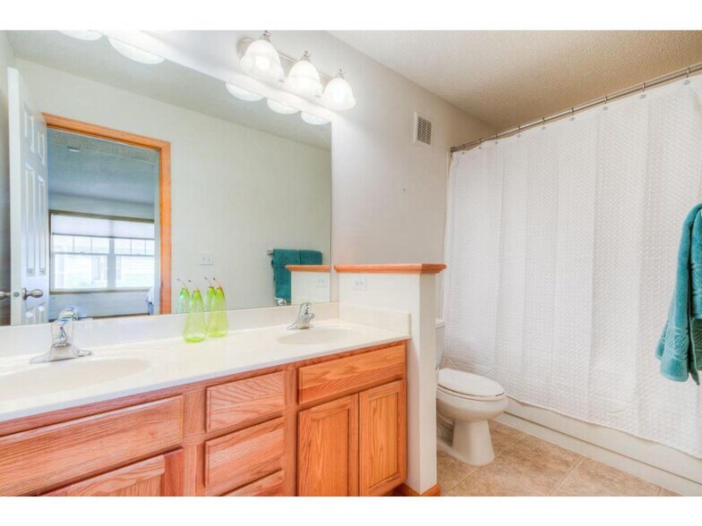 Building Photo - 1683 Village Trail E #4