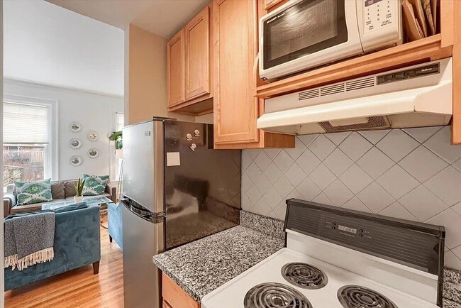 Building Photo - Comfortable and Spacious Rental Opportunity