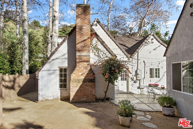 Building Photo - 2615 Canyon Dr