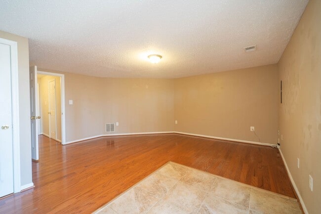 Building Photo - Great 3 BD 3.5 BA Townhome in a great location!