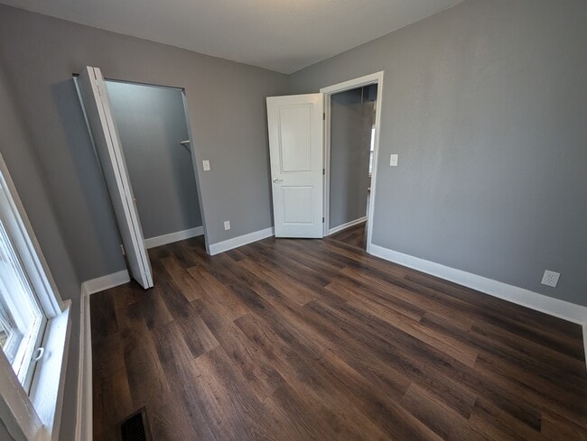 Building Photo - 415 SW Watson Ave