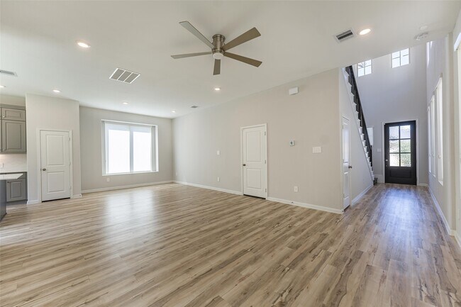 Building Photo - 2123 Rosewood Pnes Ln