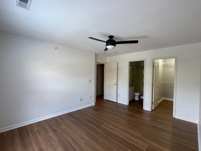 Building Photo - 301 Skyview Ct
