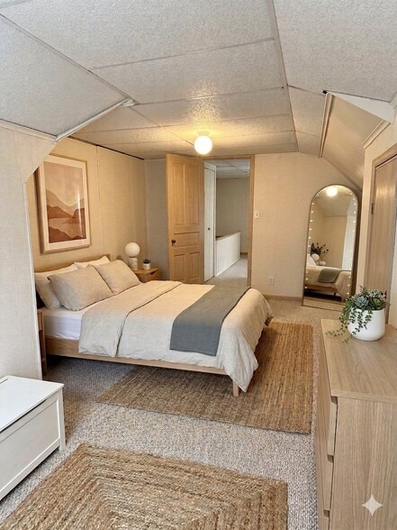 Building Photo - 34 Hereford St