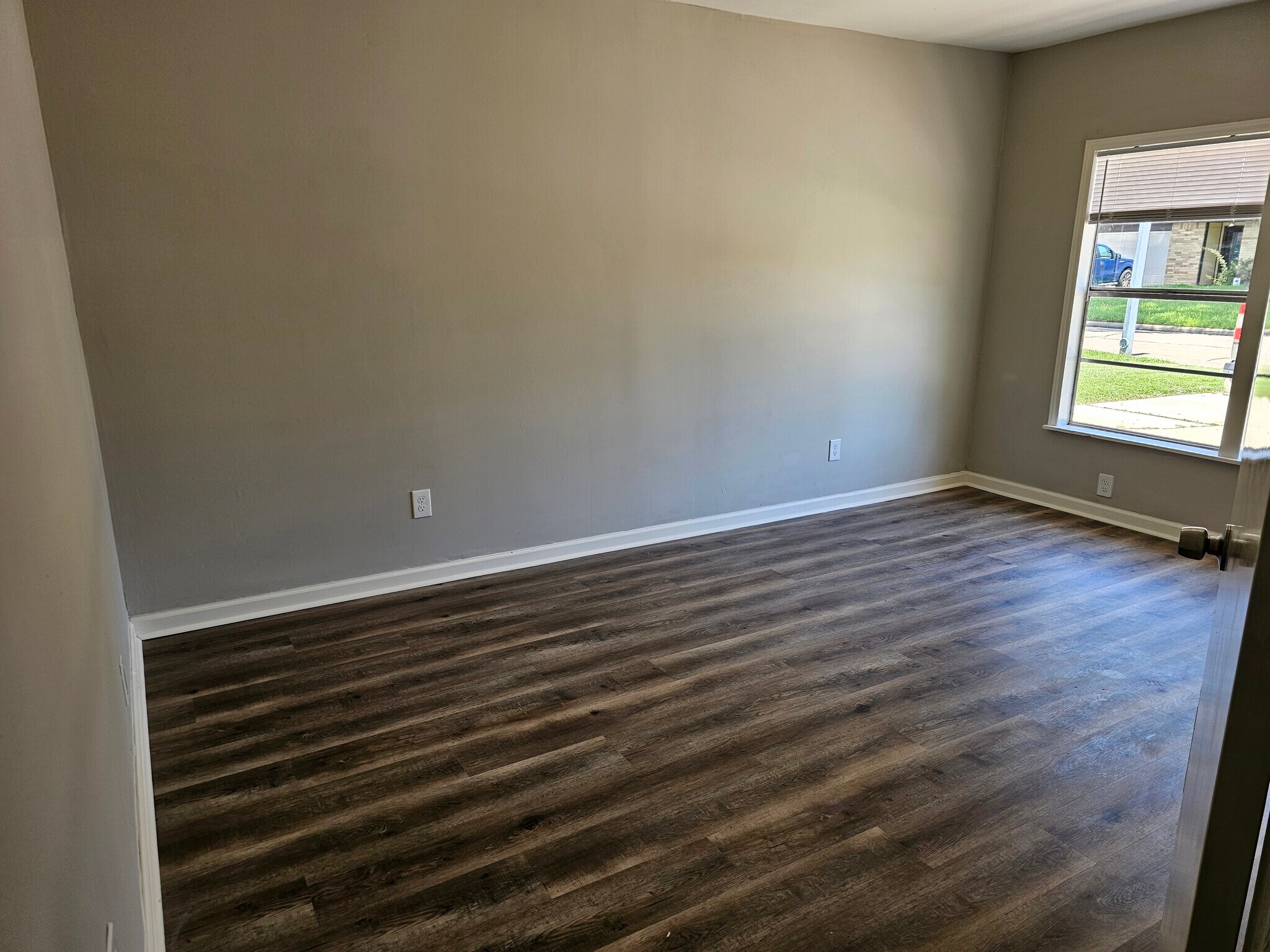 2nd bedroom - 9806 Thrush St