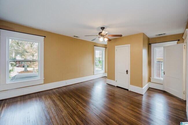 Building Photo - 2810 Rhodes Cir S