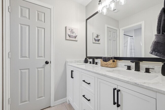 Building Photo - 2008 Vista Dr