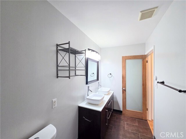 Building Photo - 3701 Country Club Dr