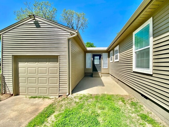 Building Photo - Charming Jenks Home with Vintage Character...