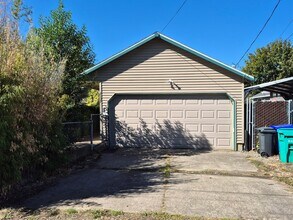 Building Photo - 3 bedroom, 2 bath house in the Brentwood-D...
