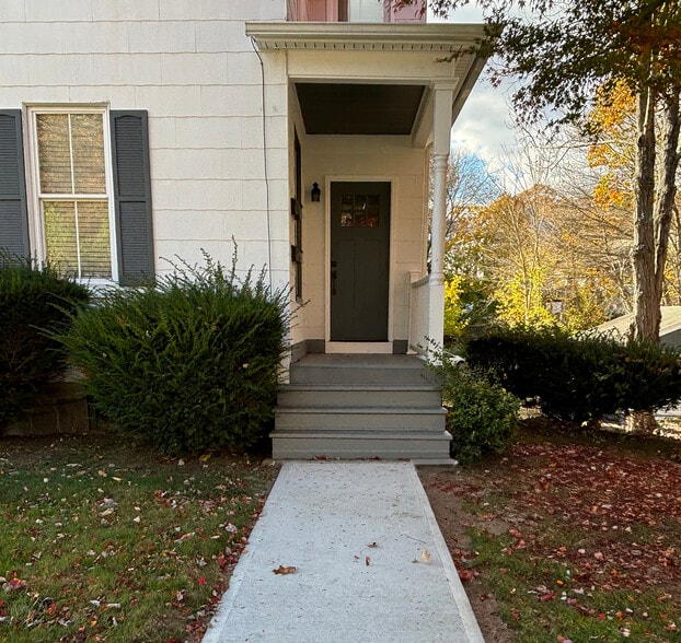 Entrance to 206 - 206 Echo Lake Rd