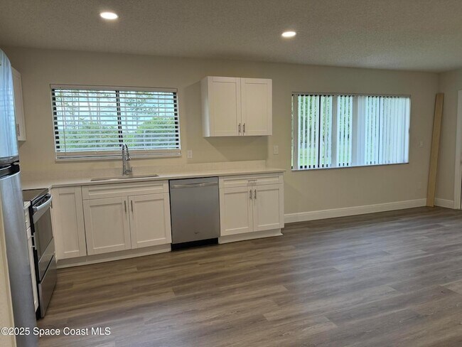 Building Photo - 889 Lamplighter Dr NW