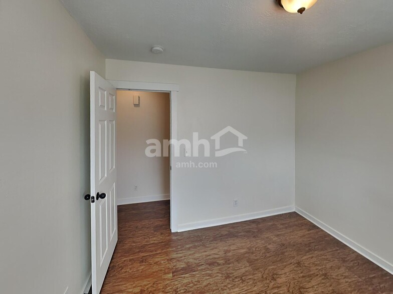 Building Photo - 5806 S Stone Flower Way