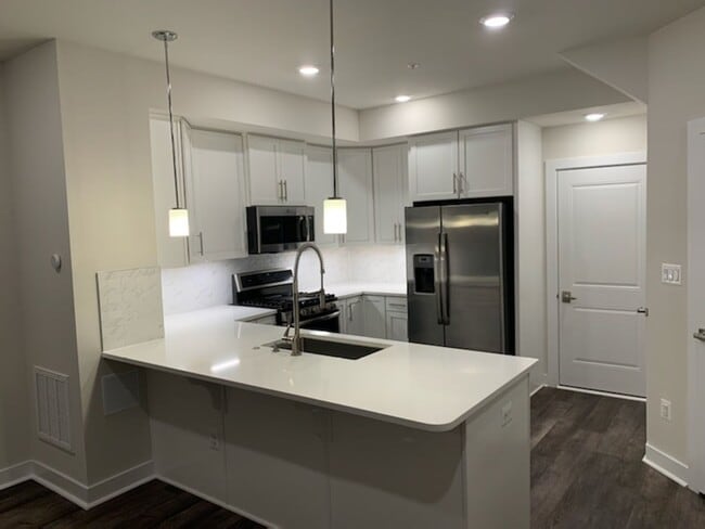 Building Photo - HERNDON - *3262 Woodland Park Rd Unit #3E *