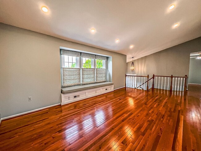 Building Photo - Magnificent 5 Bed 3 Bath Colonial Home Sit...