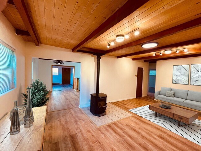 Building Photo - quiet triplex Near   UNM's  medical/law campus