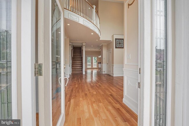 Building Photo - 5905 Lone Oak Dr