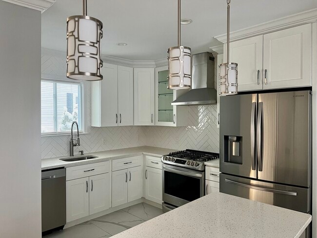 Building Photo - 19 Cushing St