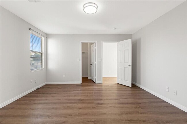 Building Photo - 4bd Single Family Home with Large Backyard, Balcony, and No Carpet