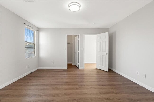 Building Photo - Newly Updated 4 bd, 3 bth Must See No Carpet