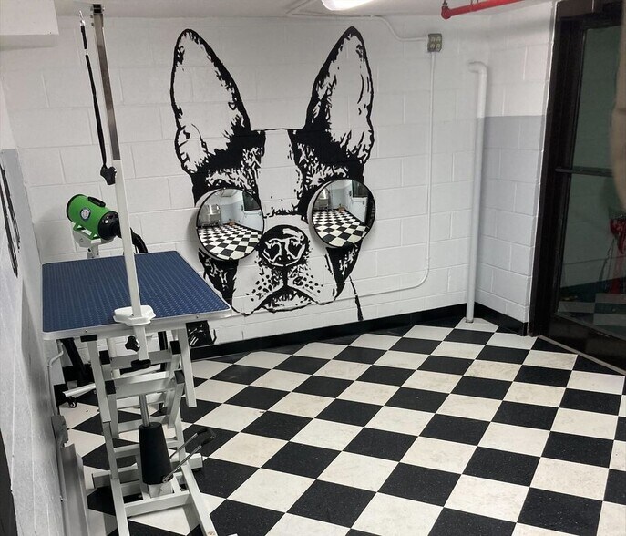 Building Photo - 2555 N Clark St