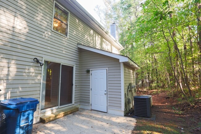 Building Photo - Available early July! Adorable 2 bed, 2.5 ...