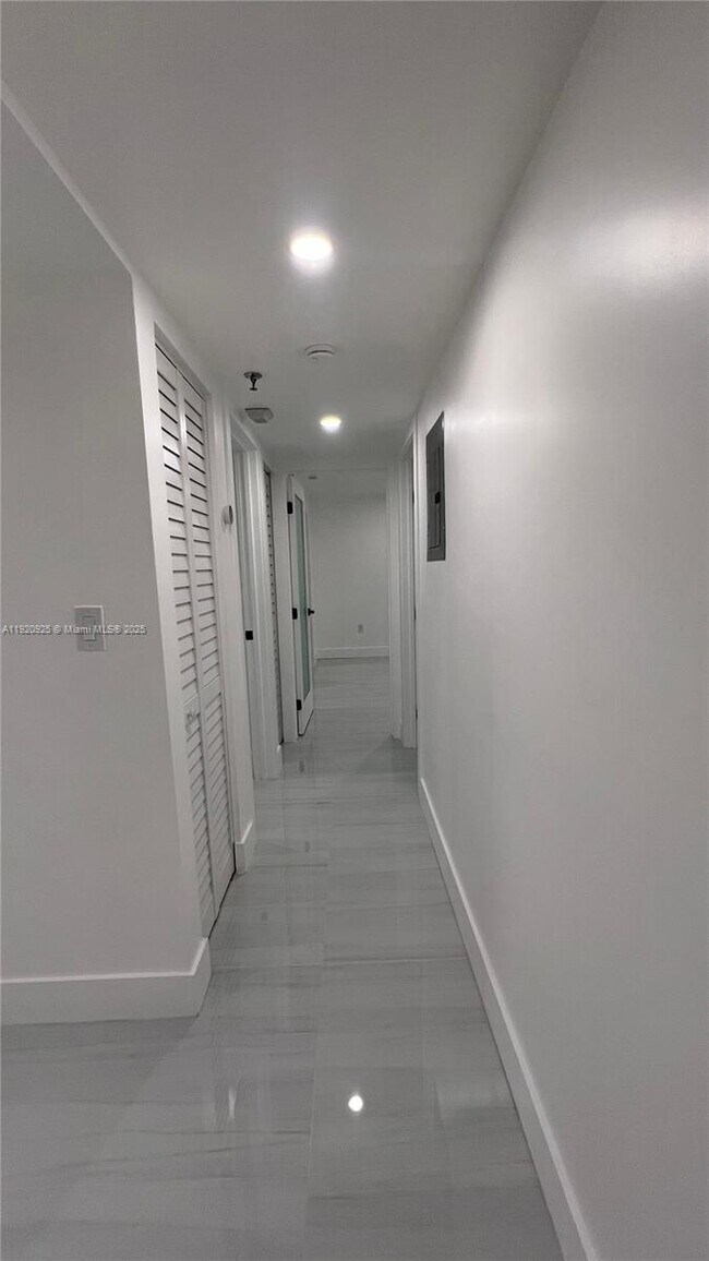 Building Photo - 9686 Fontainebleau Blvd