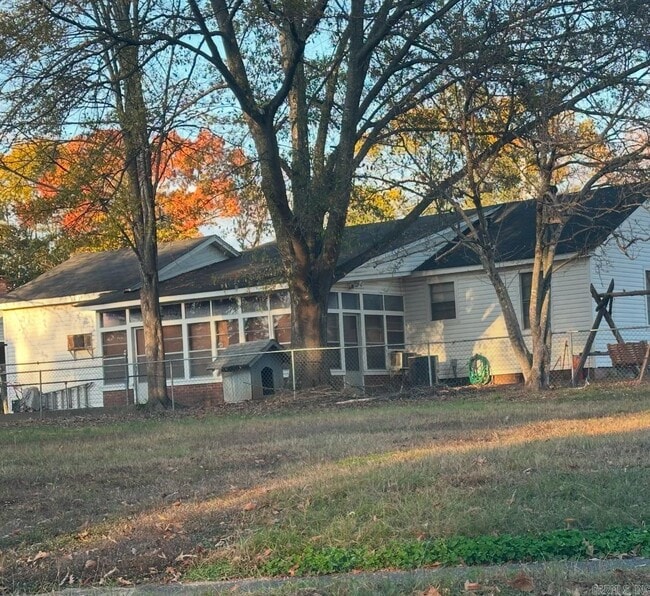 Building Photo - 1009 Crestwood Dr