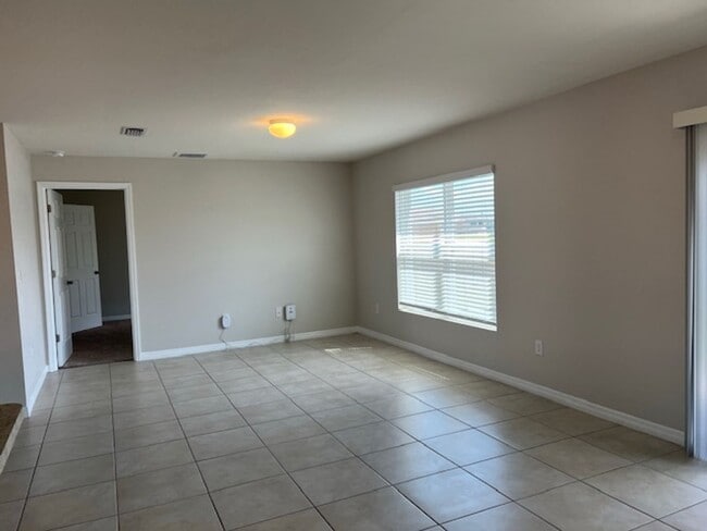 Building Photo - AVAILABLE NOW- 4 Bedroom -2 Bathrooms NE Cape Coral- Gator Circle Area