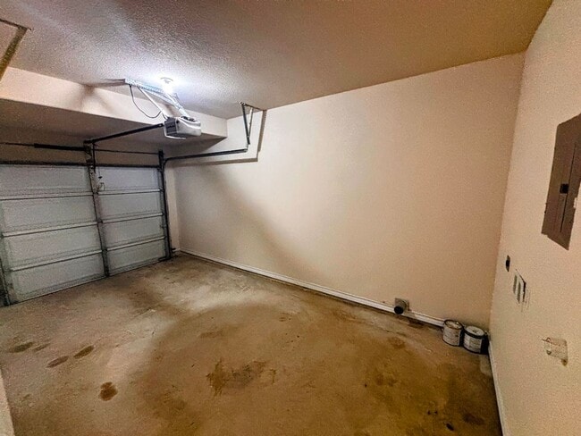 Building Photo - Great Townhome, Move-in Ready! Great Locat...