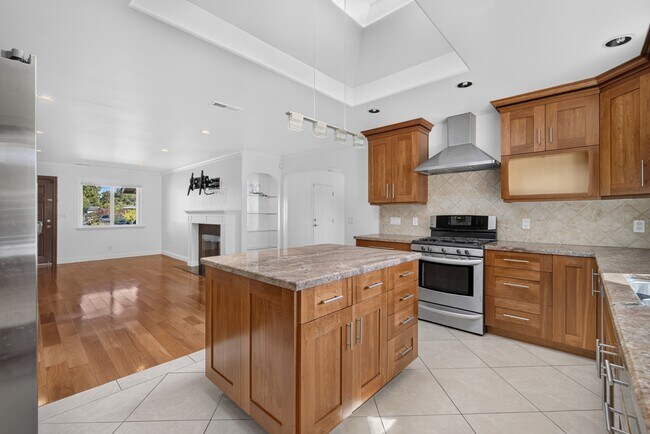 Building Photo - 879 S Knickerbocker Dr