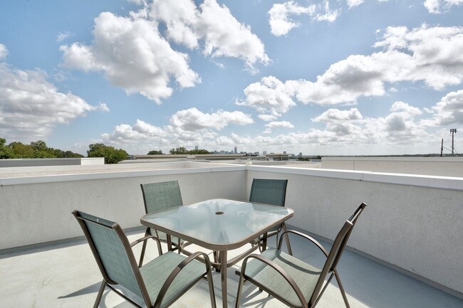 Building Photo - South Austin 3x3.5 Townhome @Bluebonnet Lane