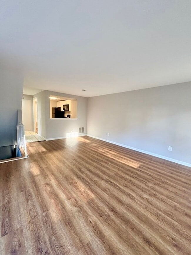 Building Photo - Beautiful end-unit townhome. Walkout basement. Quiet community