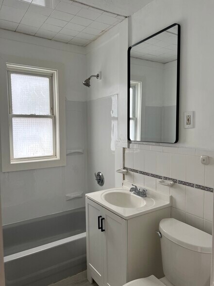 Building Photo - 196 Reservation Rd