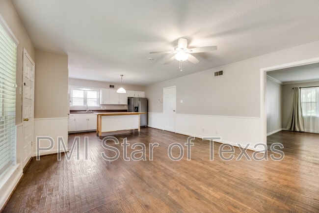 Building Photo - 11643 Rogue Way