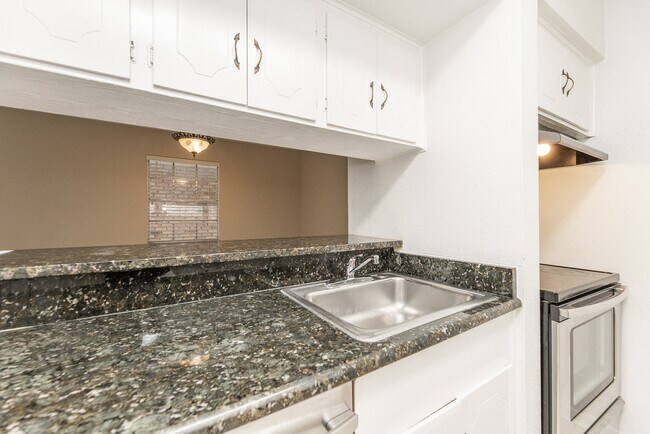 Building Photo - 2101 Fountain View Dr