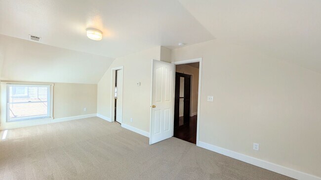 Building Photo - GREAT DOWNTOWN LOCATION!! GATED PARKING!