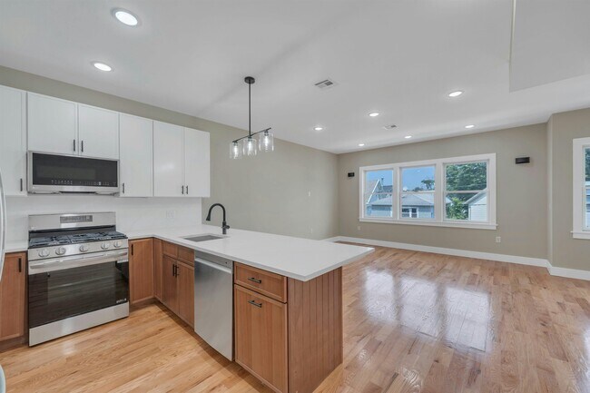 Building Photo - 275 Pearsall Ave