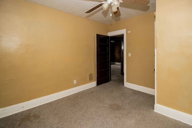 Building Photo - 9711 Parmelee Ave