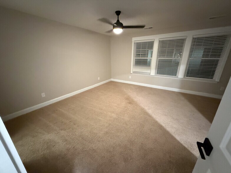 Building Photo - 147 Hyacinth Ln