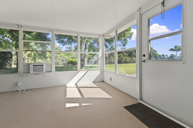 Building Photo - 1465 SE Westmoreland Blvd