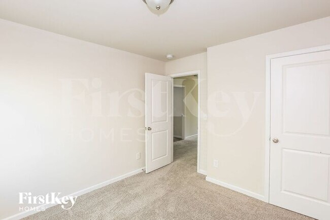 Building Photo - 3211 Newell Vlg Dr