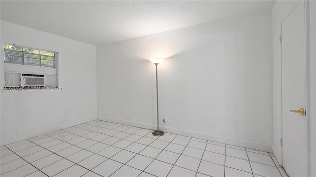 Building Photo - 400 SE 31st St