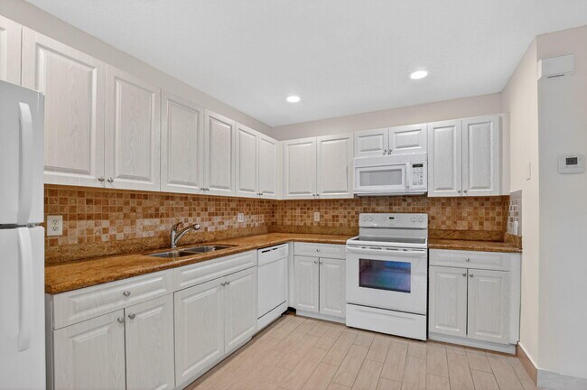 Building Photo - 6695 Via Regina