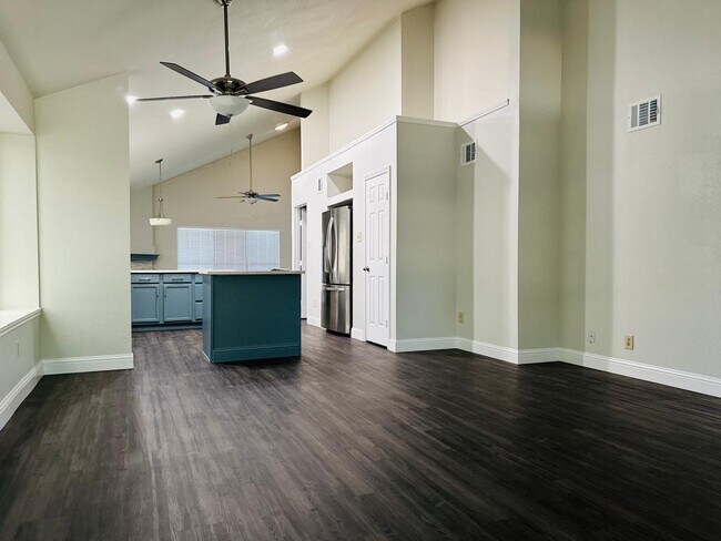 Open concept - 627 Mountain Side Dr