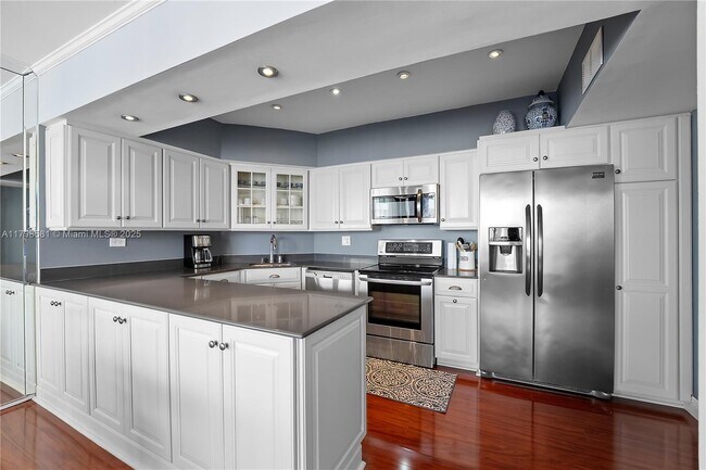 Building Photo - 1408 Brickell Bay Dr