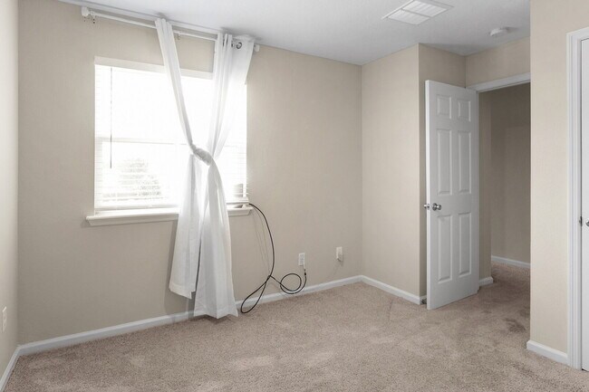 Building Photo - 3 Bedroom / 2.5 Bathroom Townhouse in the Meadows at Oakleaf
